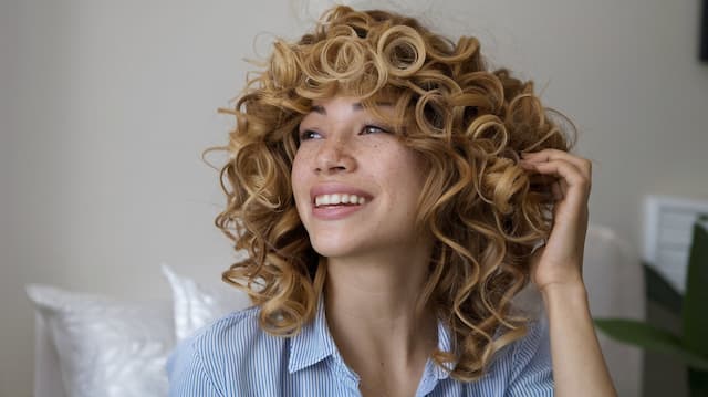 How to Maintain Frizz-Free Curls Overnight: Easy Tips & Tricks How to Maintain Frizz-Free Curls Overnight: Easy Tips & Tricks