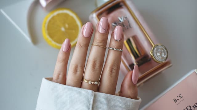 How to Do Minimalist Nail Art: Simple & Stylish Designs How to Do Minimalist Nail Art: Simple & Stylish Designs